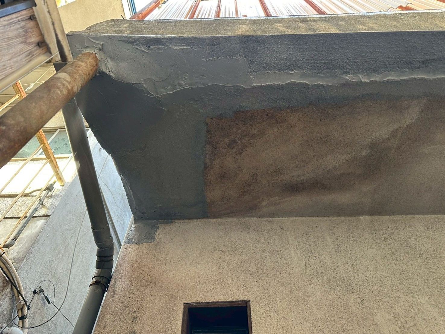 【大阪府　寝屋川】外壁・庇（ひさし）部分補修工事で安全性と防水性を回復