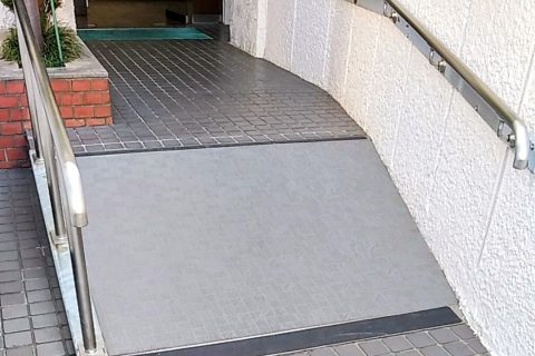 スロープ付きの玄関