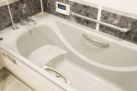 手すり付きの風呂