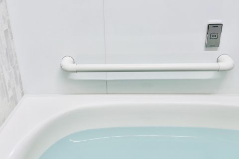 手すりを設置した浴室