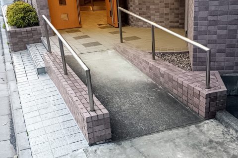 障がい者向けスロープ