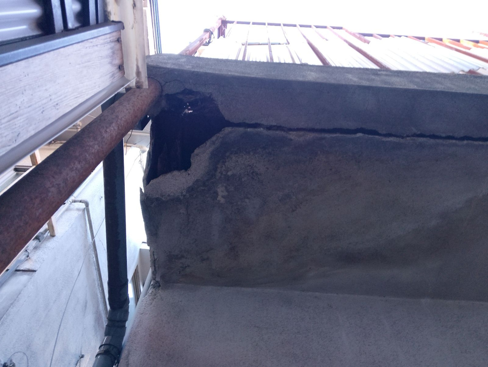 【大阪府　寝屋川】外壁・庇（ひさし）部分補修工事で安全性と防水性を回復