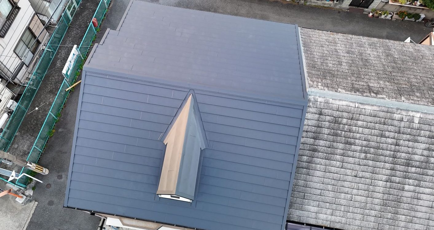 【寝屋川市】既存屋根を残して新しい屋根に！ガルバリウム屋根カバー工法施工