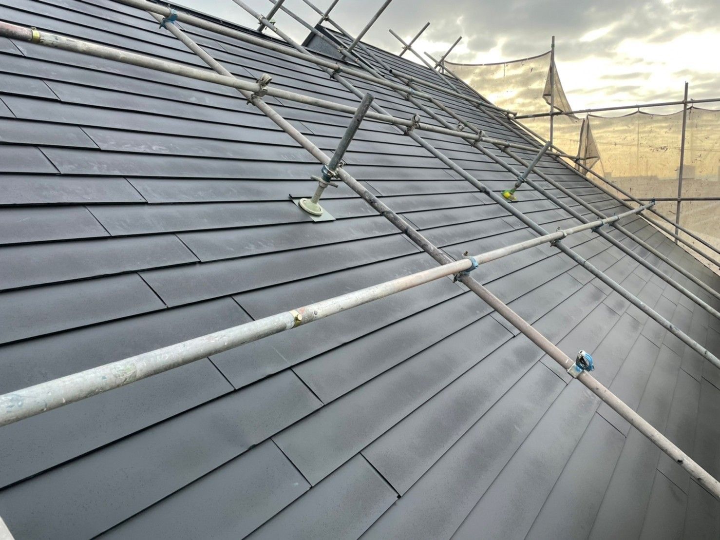 【大阪府高槻市】屋根の色褪せ・コケを解決！Cガード施工で耐久性を向上