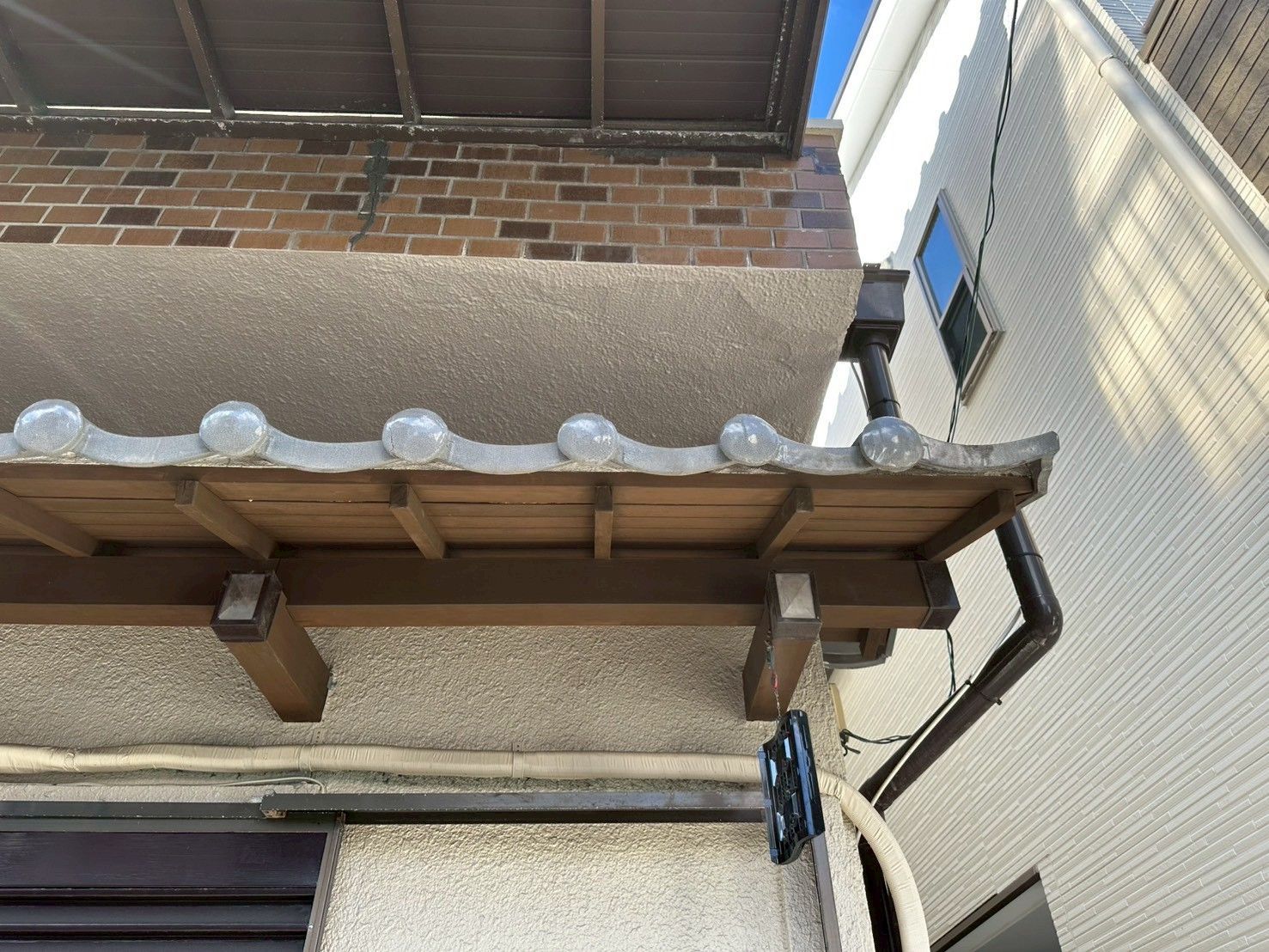 【大阪府吹田市】ベランダ下部の外壁クラック補修と塗装工事を実施しました｜丁寧な工程で美観と耐久性を両立！