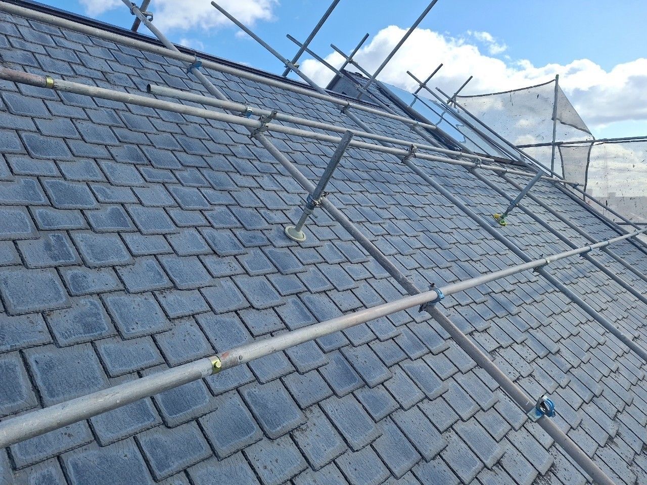 【大阪府高槻市】屋根の色褪せ・コケを解決！Cガード施工で耐久性を向上