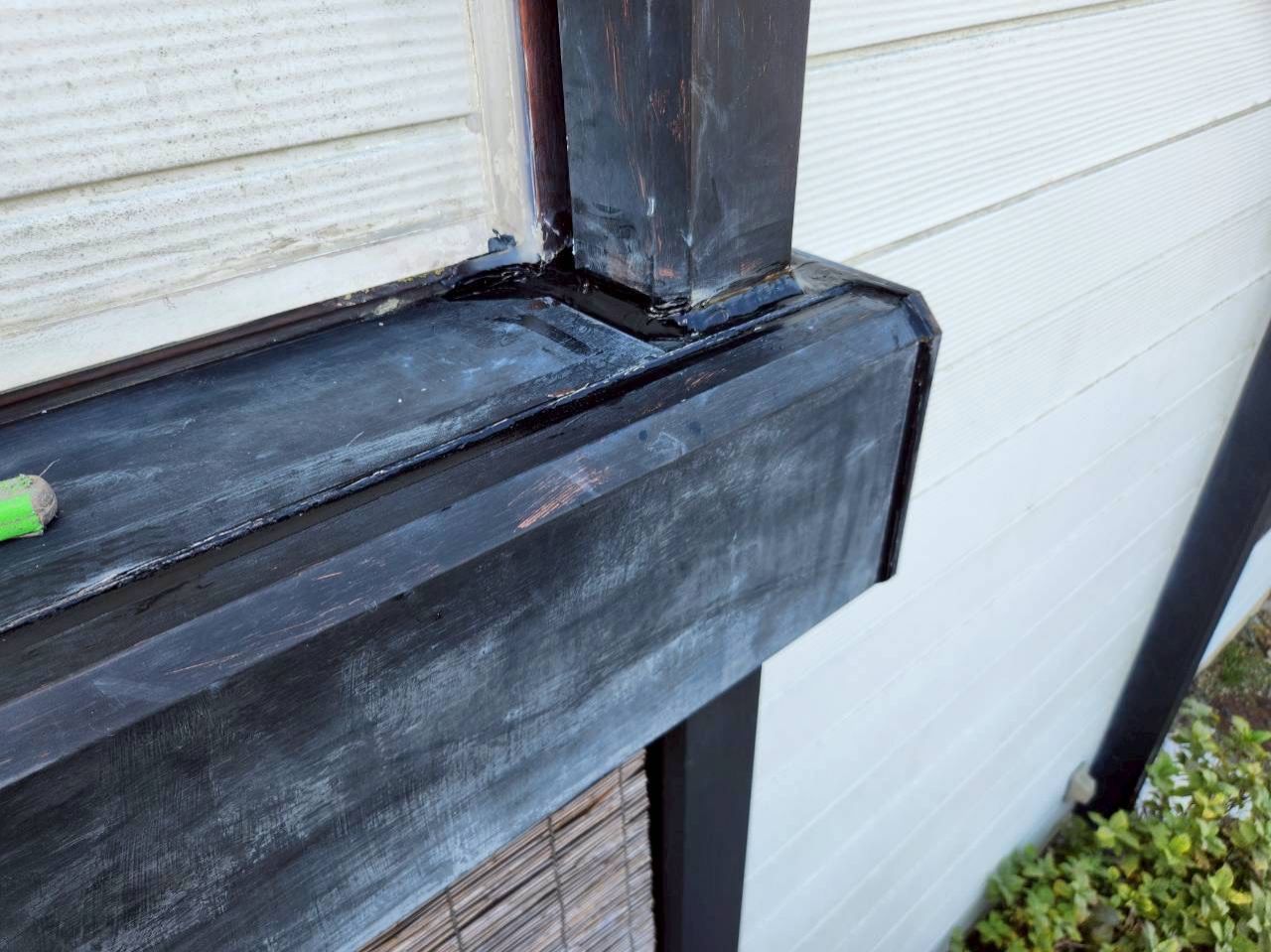 【大阪府摂津市】シャッターBOX・外壁取り合い部からの雨漏りを徹底補修！経年劣化による浸水対策を実施しました