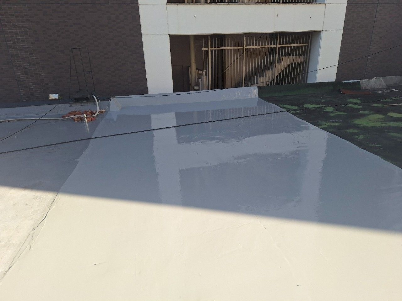 【大阪府大阪市】屋上防水トップコート施工で耐久性＆防水性アップ！